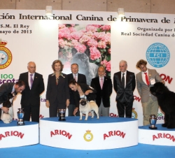 Fotografía de grupo de Doña Sofía con los finalistas del Trofeo de S.M. el Rey al mejor ejemplar de la Exposición